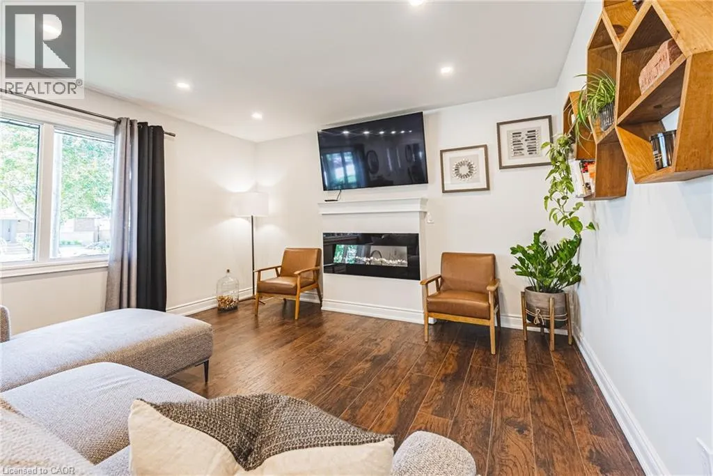 204 FERNWOOD Crescent