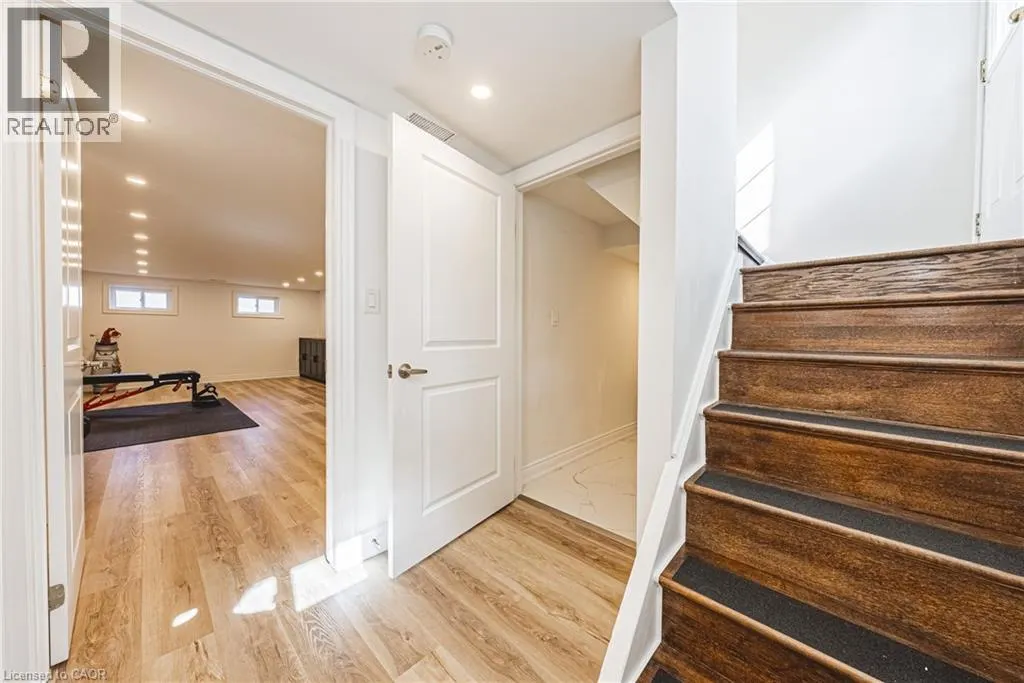204 FERNWOOD Crescent