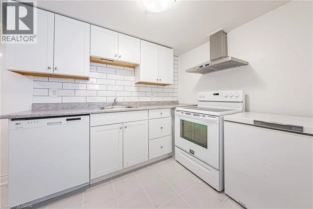 204 FERNWOOD Crescent