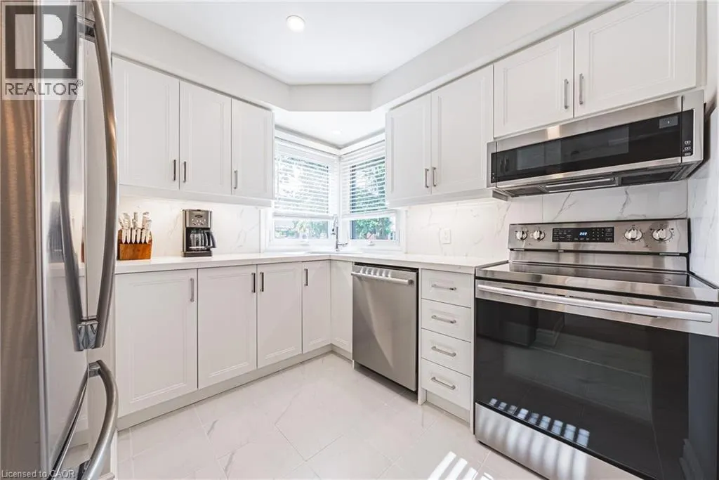 204 FERNWOOD Crescent