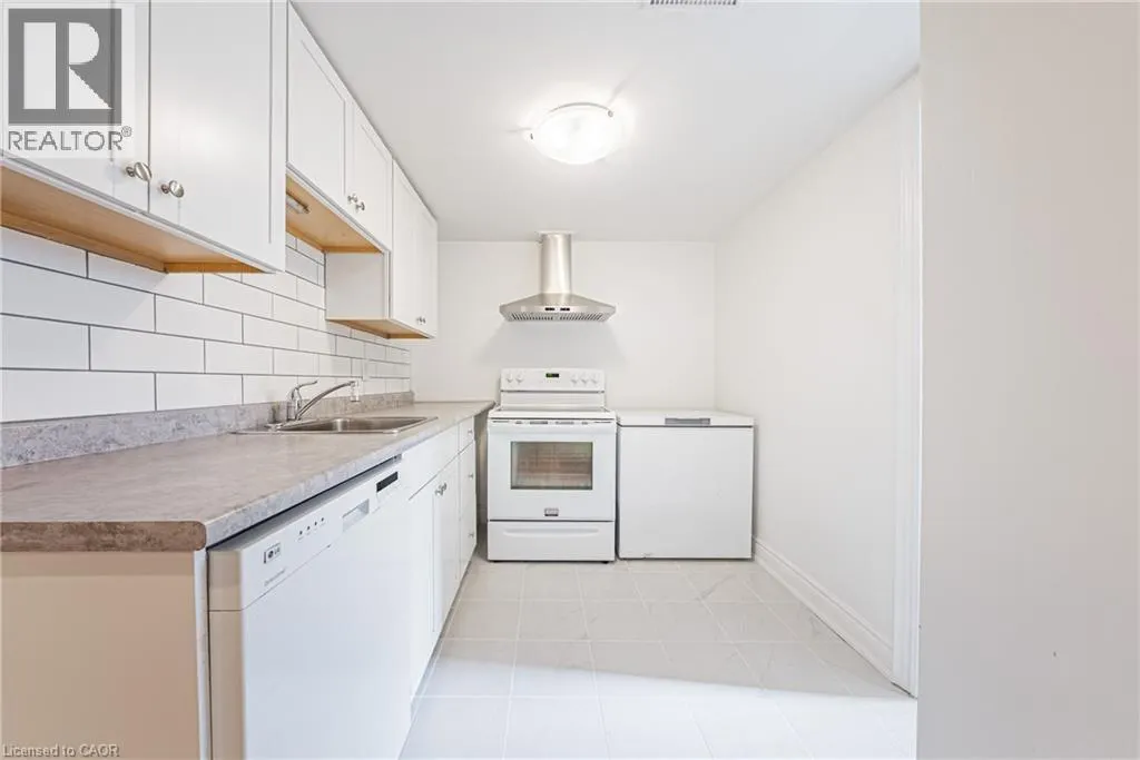 204 FERNWOOD Crescent
