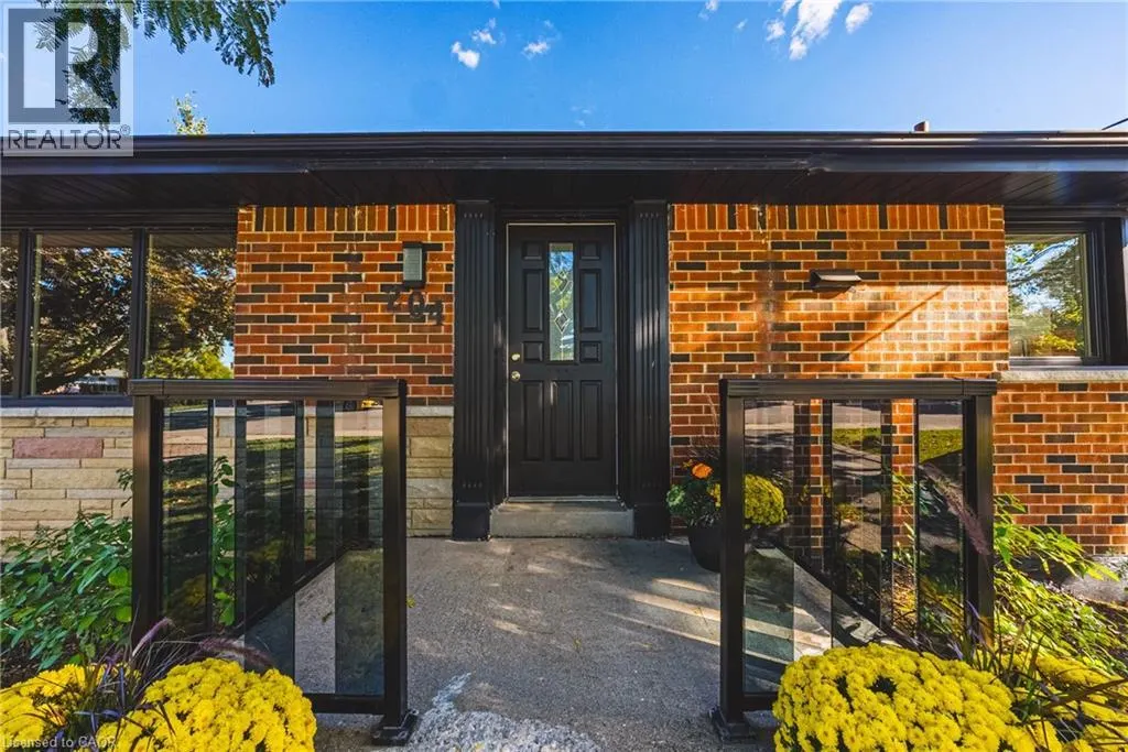 204 FERNWOOD Crescent