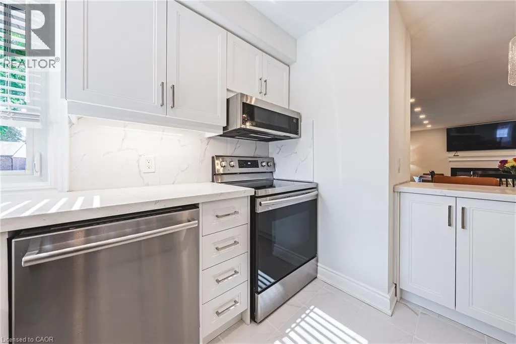 204 FERNWOOD Crescent