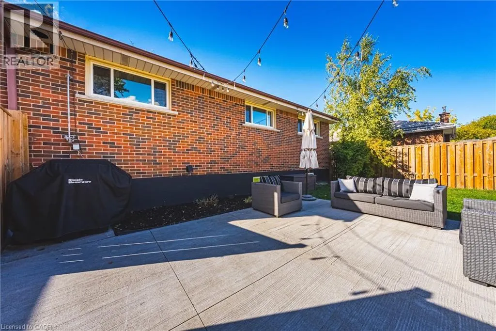 204 FERNWOOD Crescent