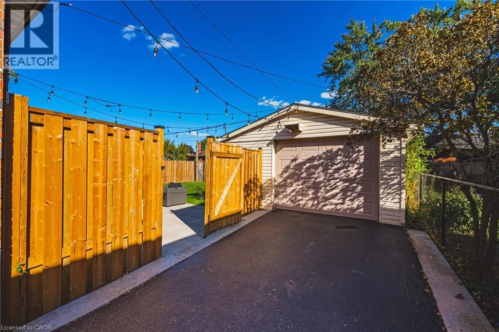 204 FERNWOOD Crescent