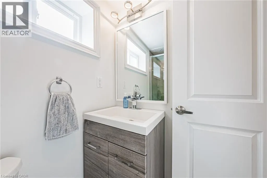 204 FERNWOOD Crescent