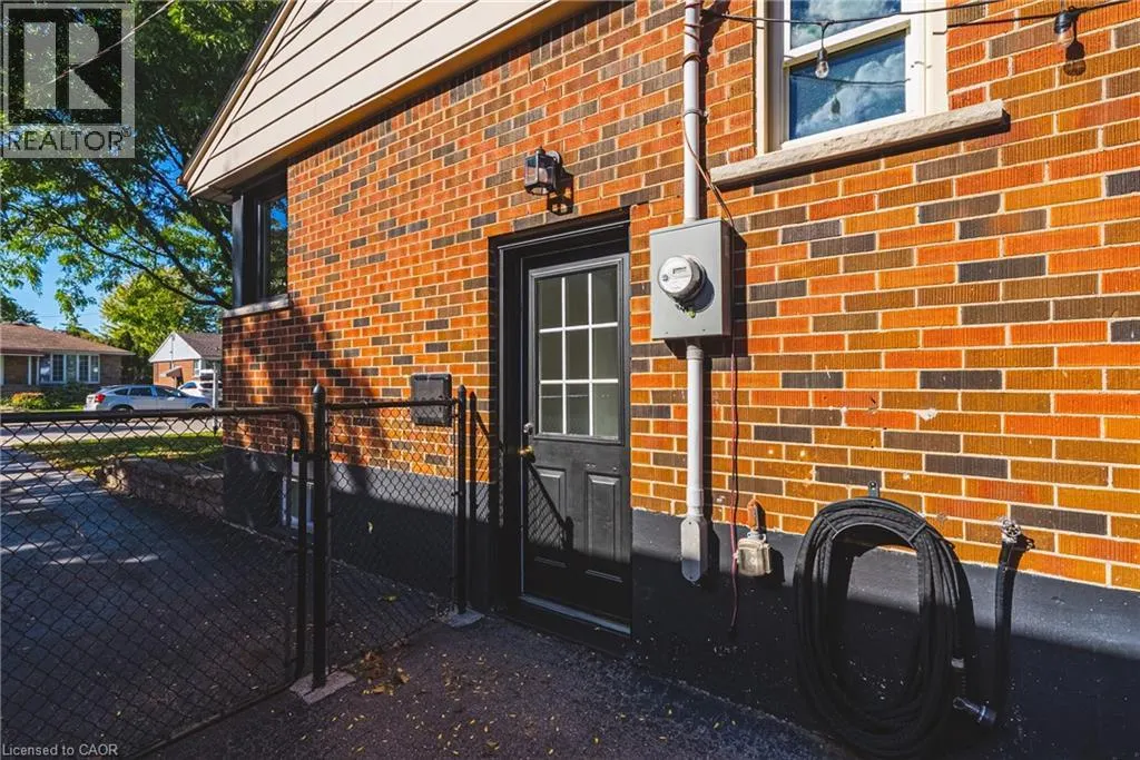 204 FERNWOOD Crescent