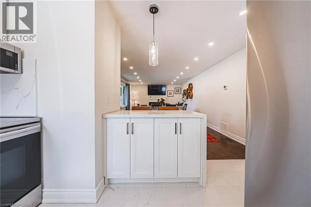204 FERNWOOD Crescent