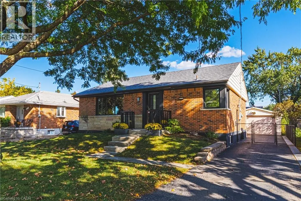 204 FERNWOOD Crescent