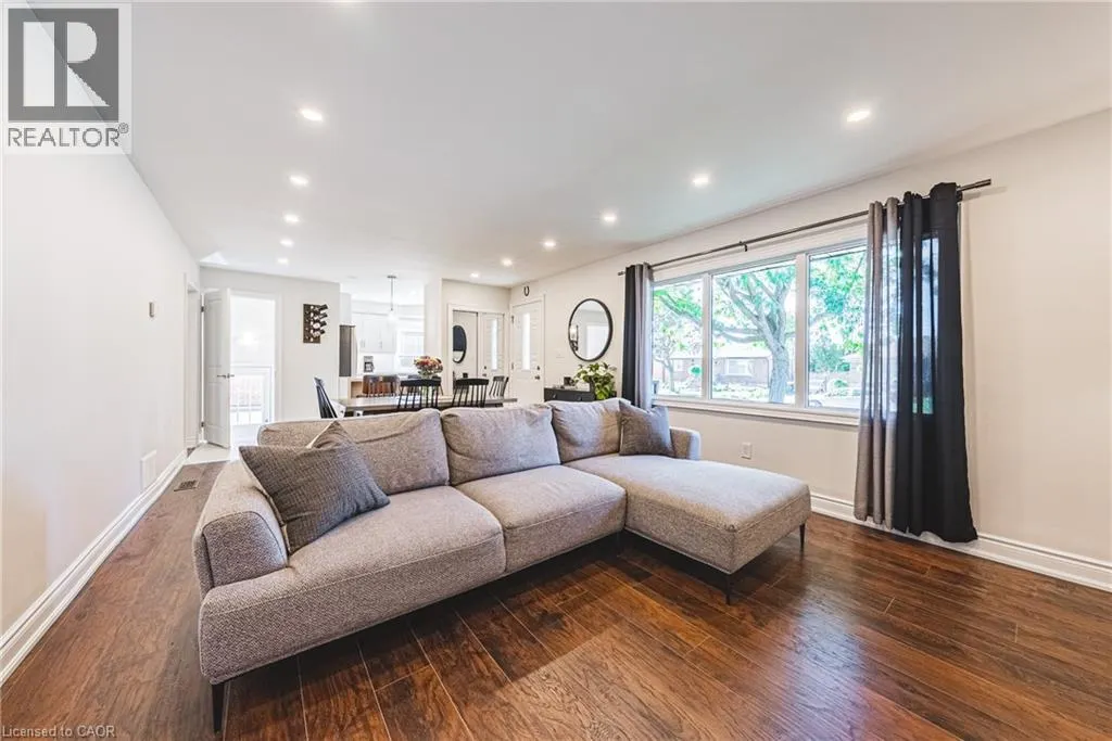 204 FERNWOOD Crescent