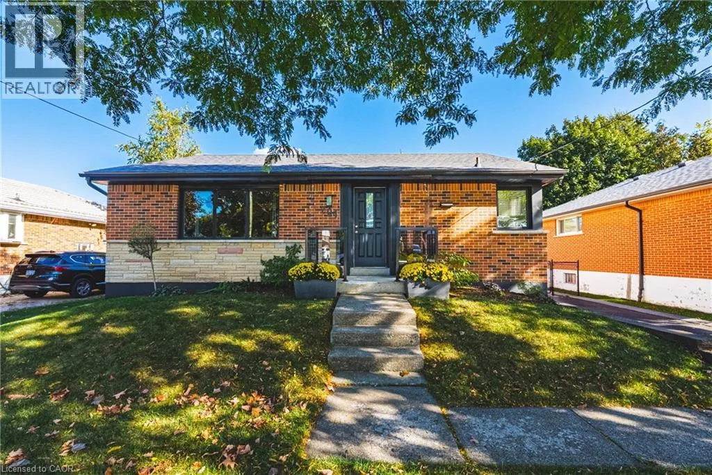 204 FERNWOOD Crescent