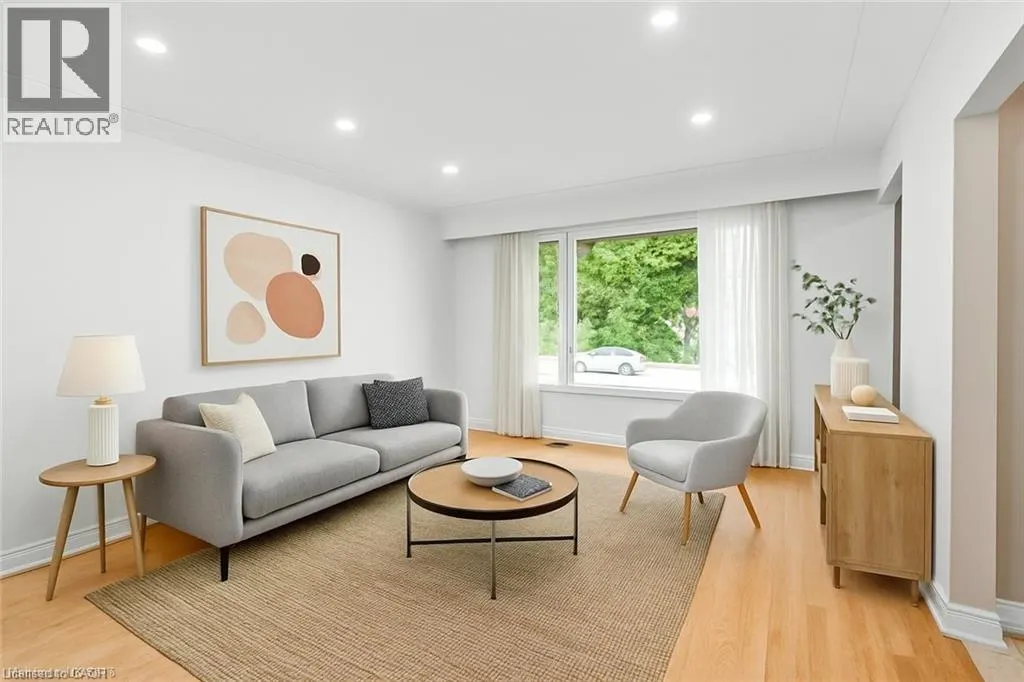 25 GREENINGDON Drive