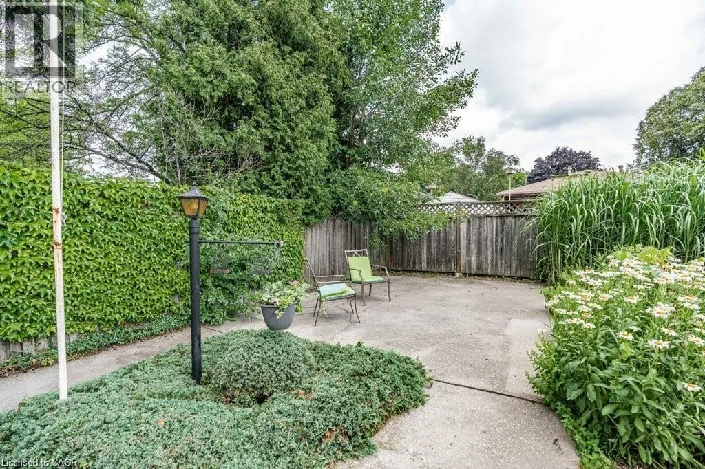 25 GREENINGDON Drive