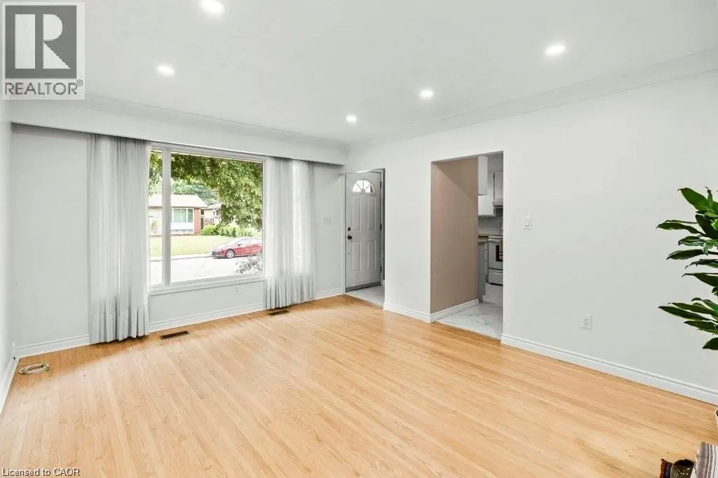 25 GREENINGDON Drive