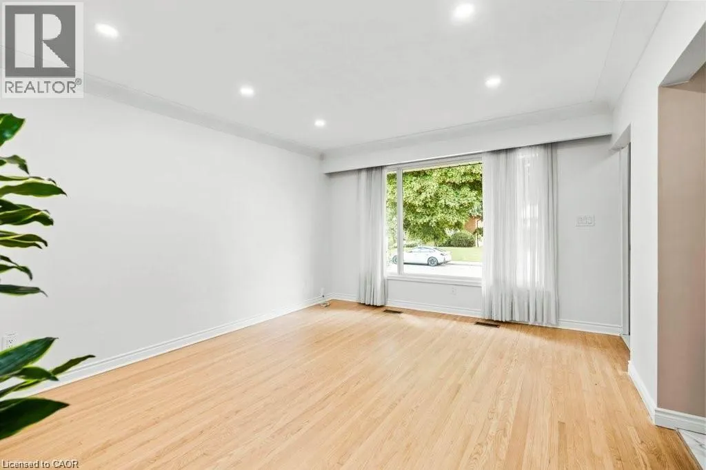 25 GREENINGDON Drive