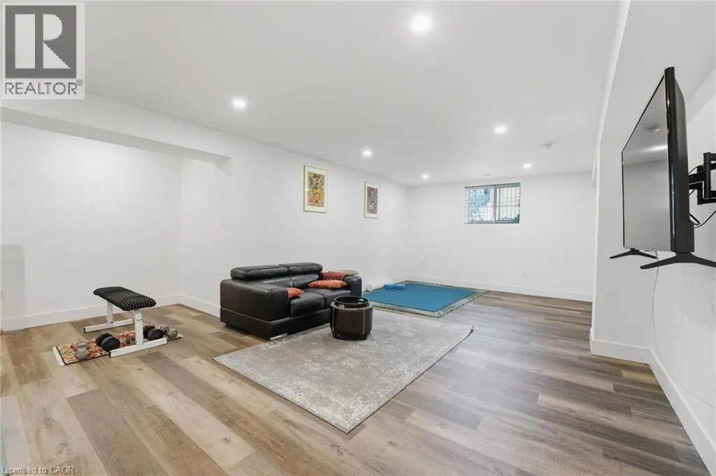 19 GILMER Crescent