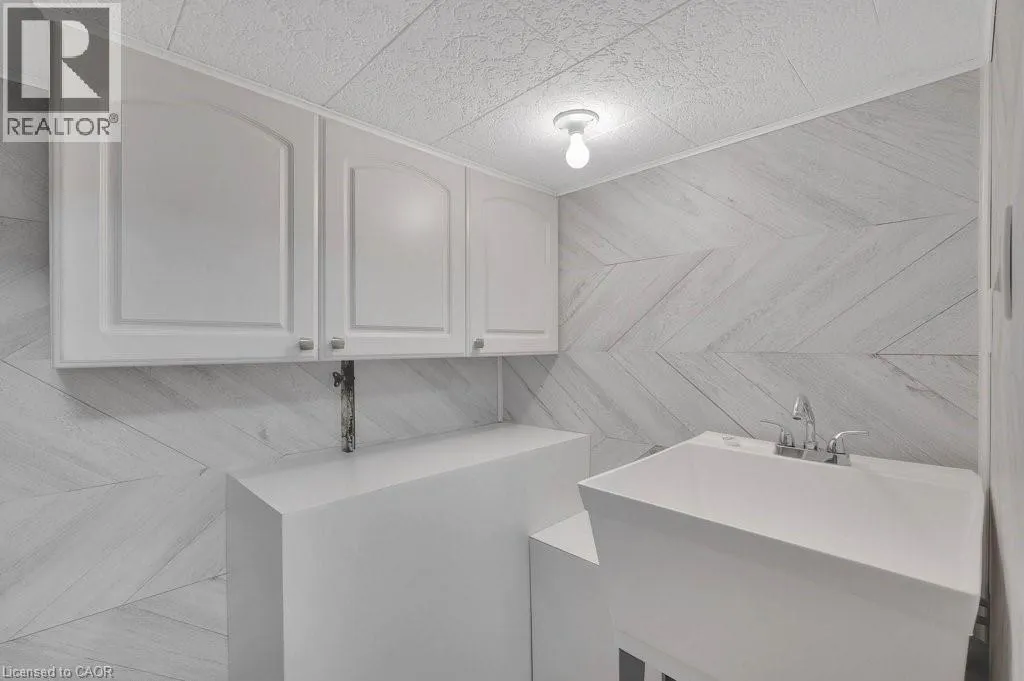 43 LAURIS Avenue