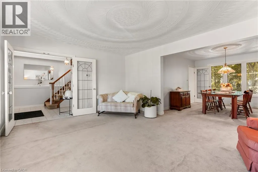 553 PARADISE Crescent