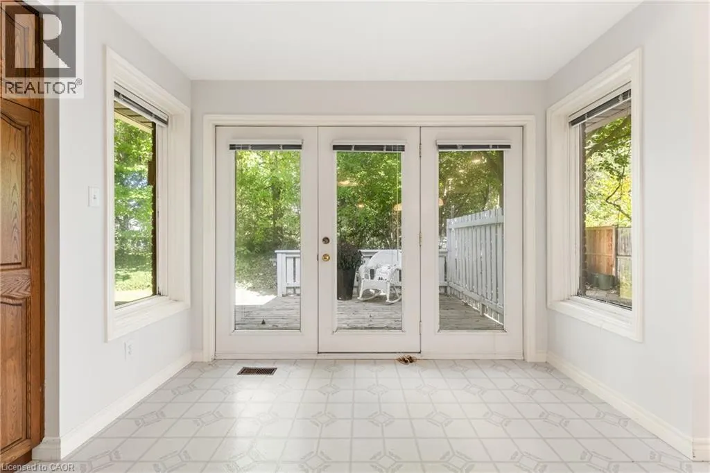553 PARADISE Crescent