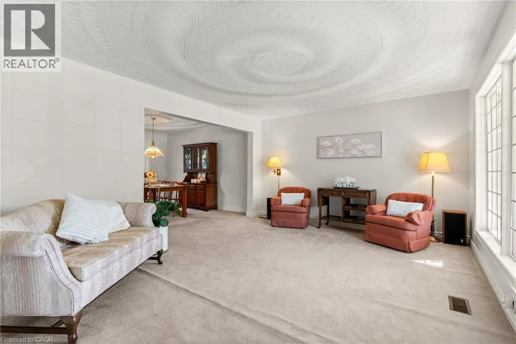 553 PARADISE Crescent
