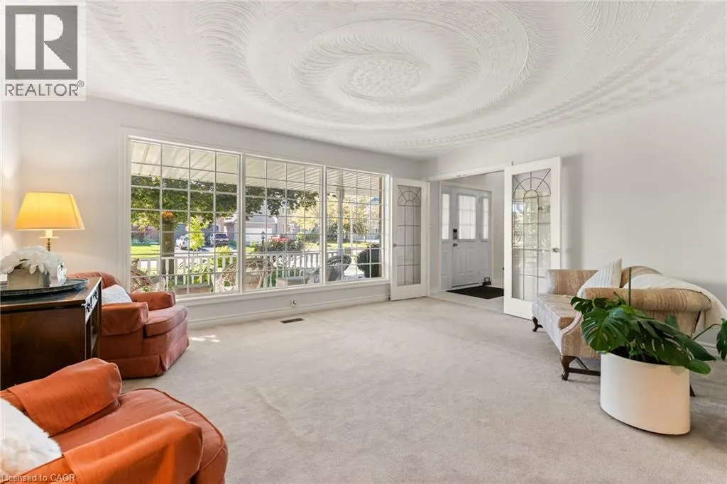 553 PARADISE Crescent
