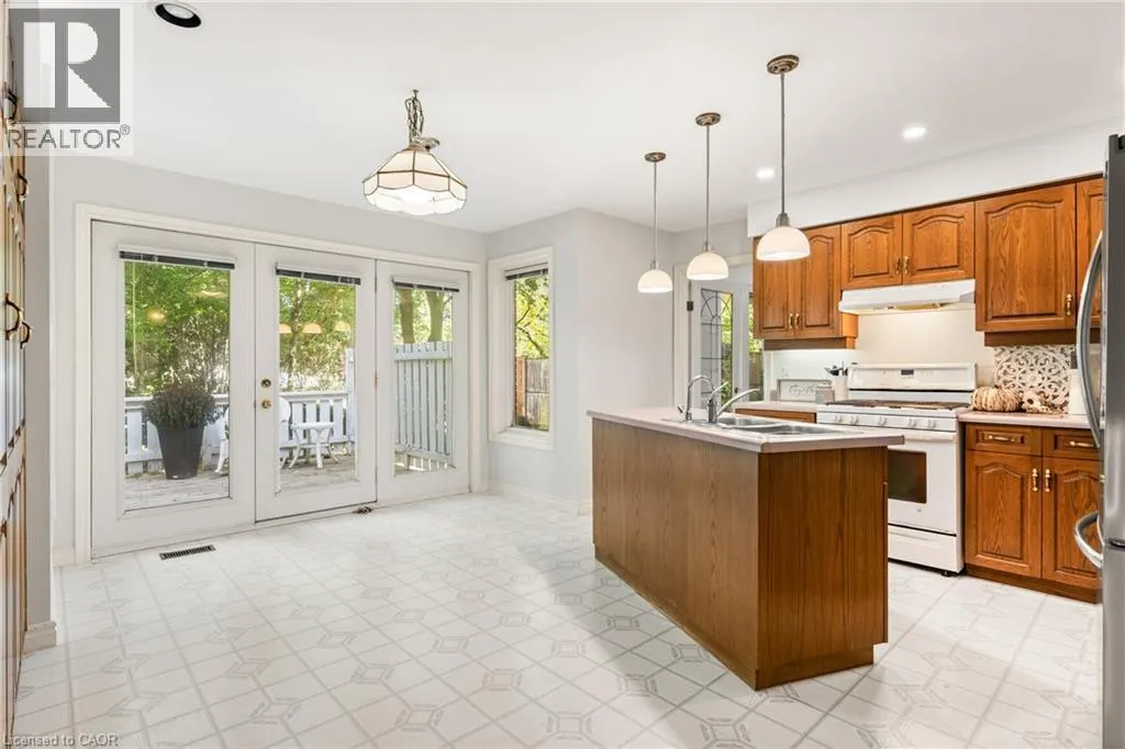 553 PARADISE Crescent