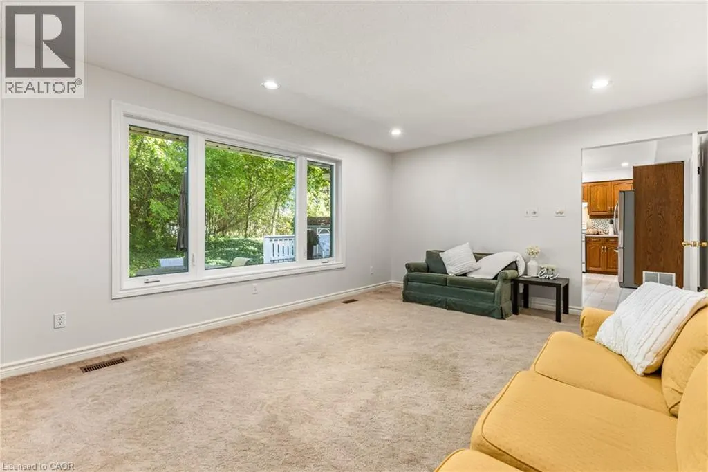 553 PARADISE Crescent