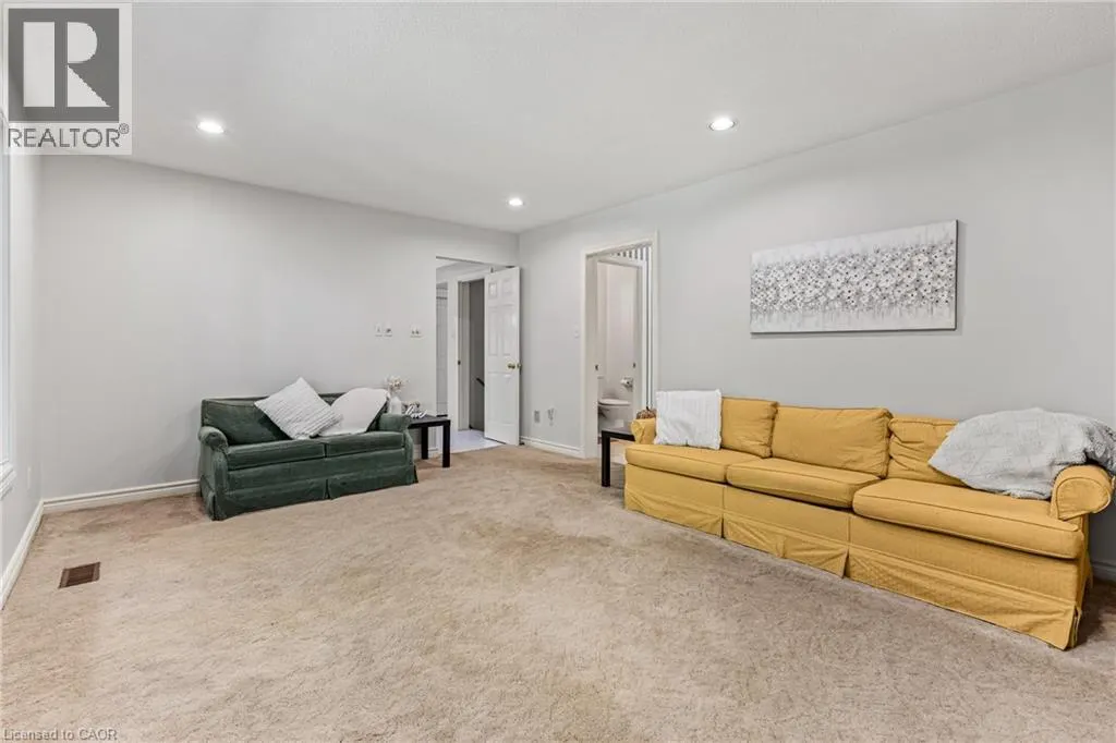 553 PARADISE Crescent