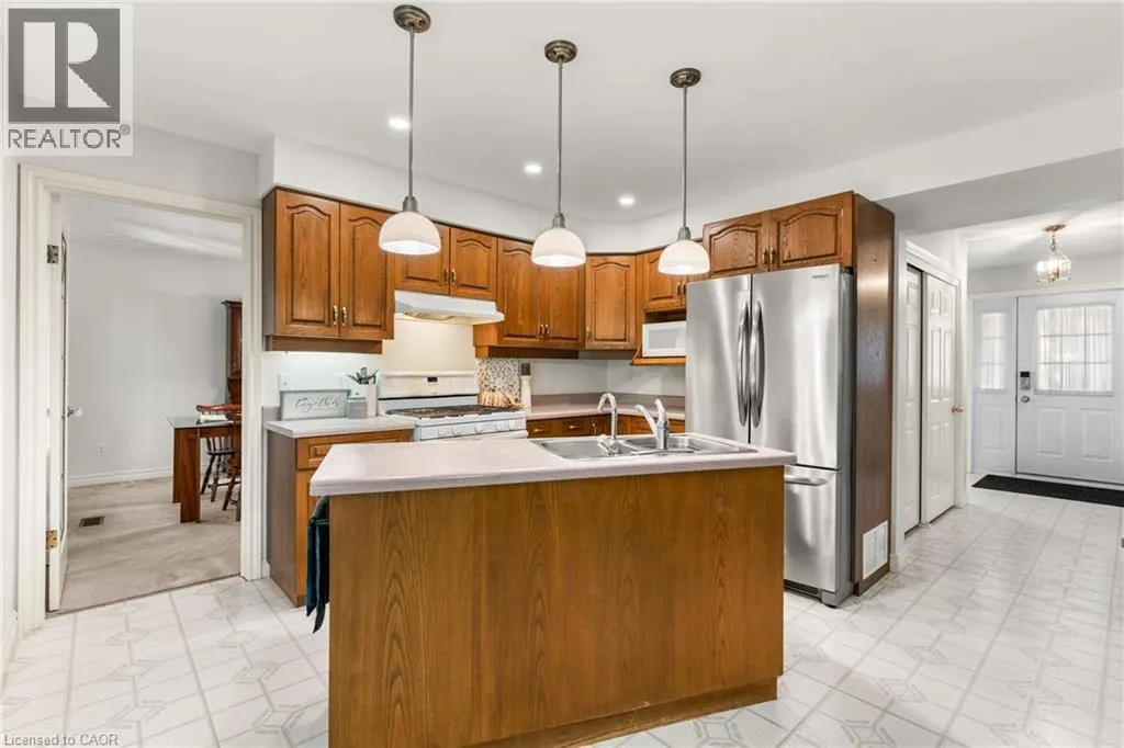 553 PARADISE Crescent