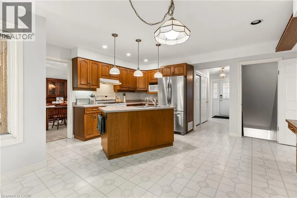 553 PARADISE Crescent