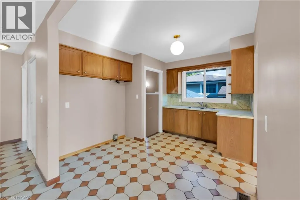 112 PURDY Crescent