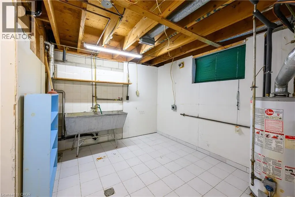 112 PURDY Crescent