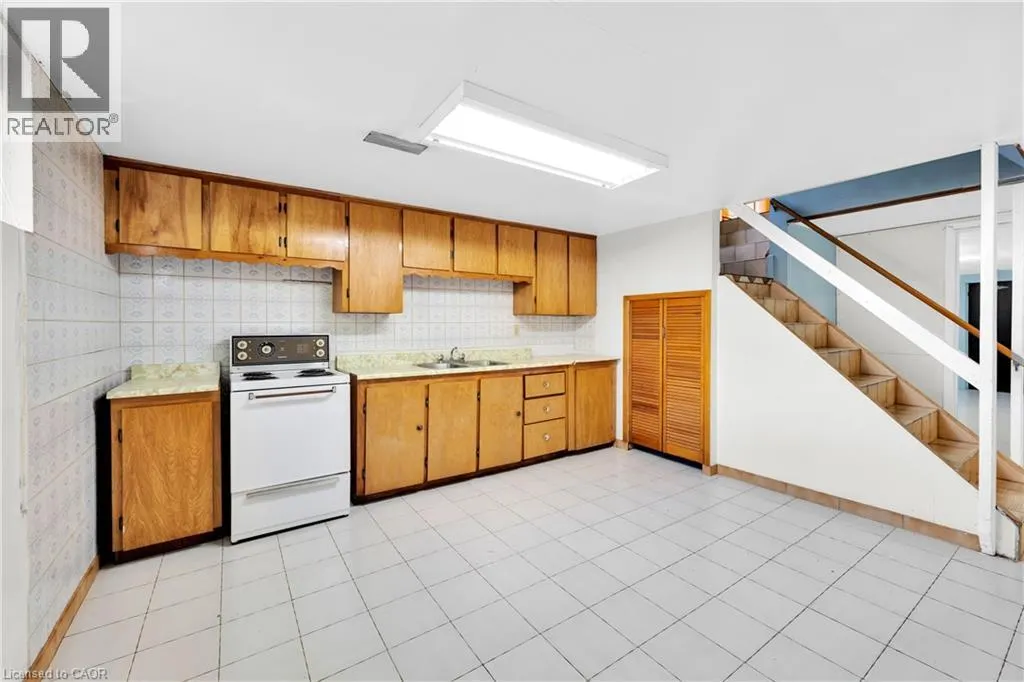 112 PURDY Crescent