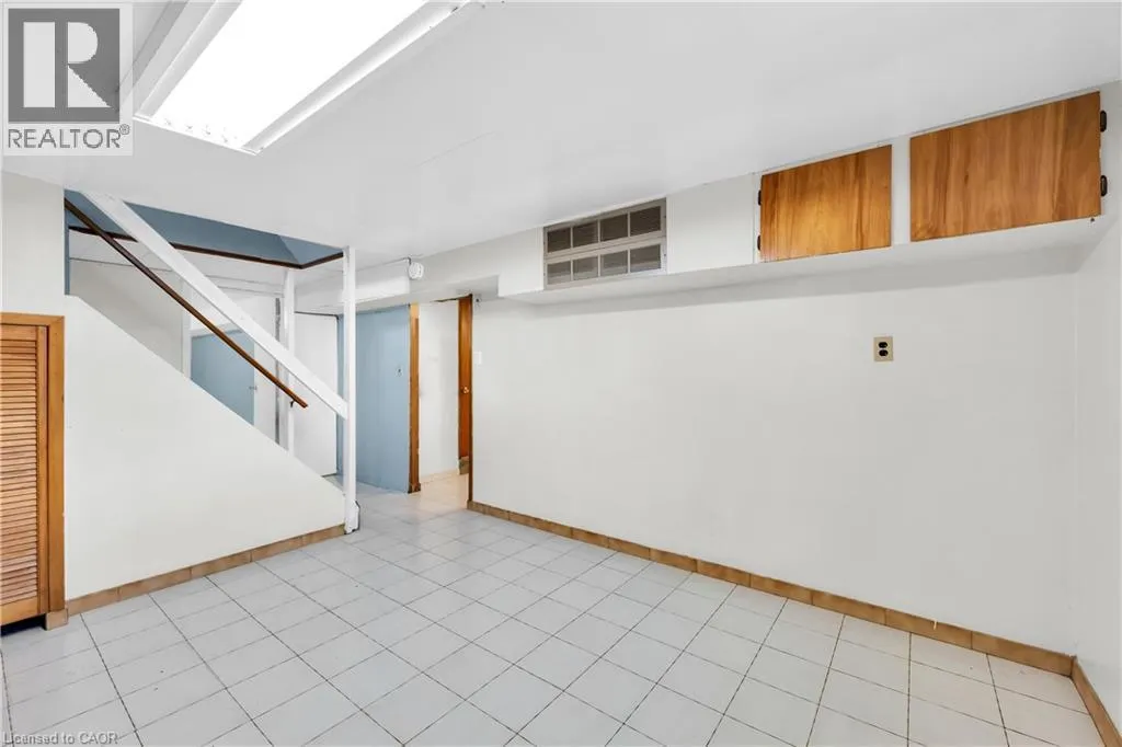 112 PURDY Crescent