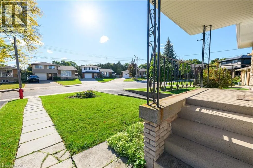 112 PURDY Crescent