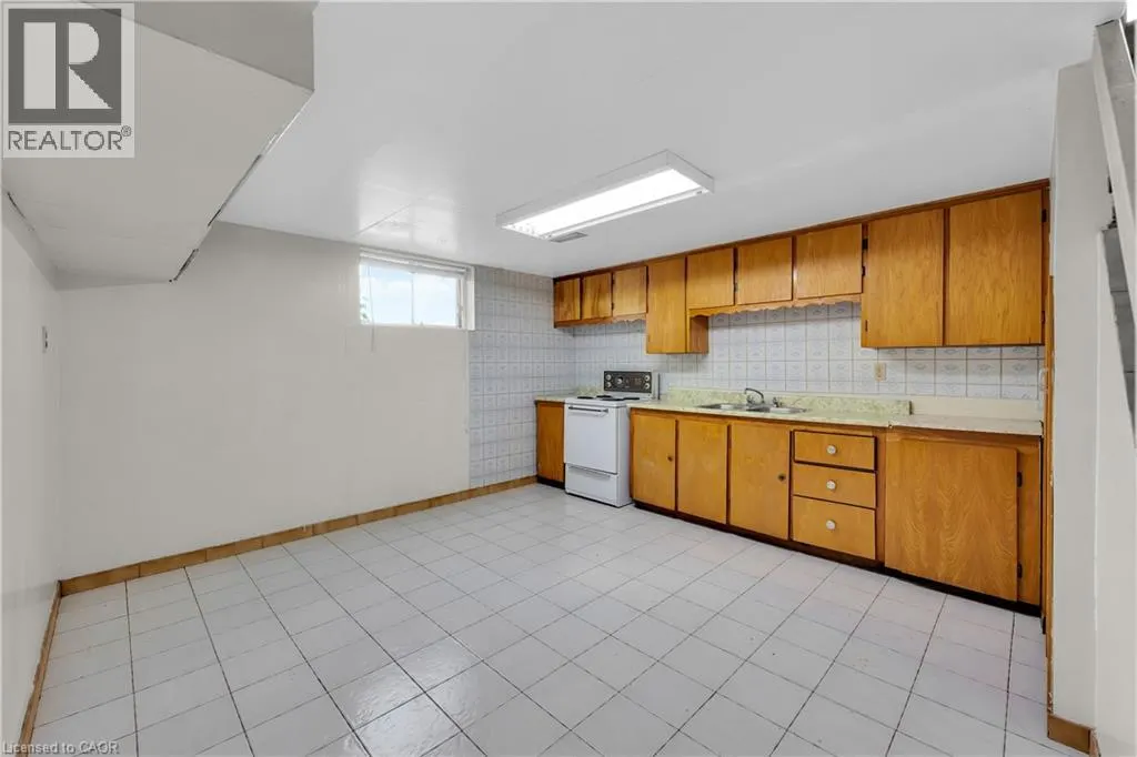 112 PURDY Crescent