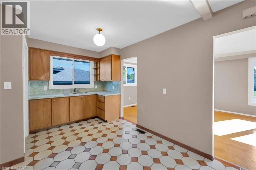 112 PURDY Crescent