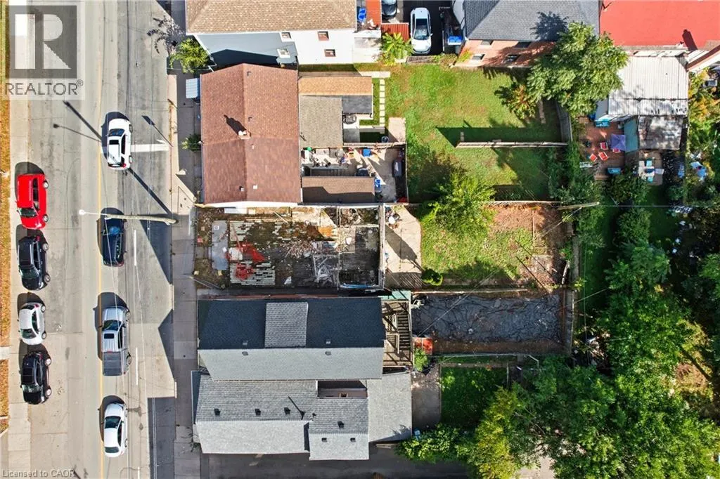 186 JOHN Street N