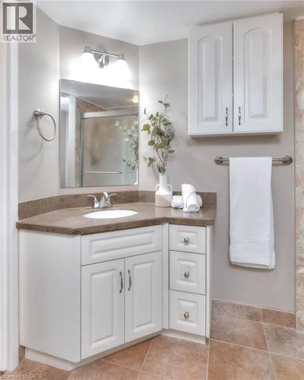 250 GLENRIDGE Drive Unit# 606, #606