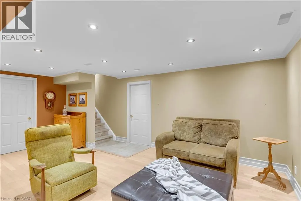 214 DARTMOOR Crescent