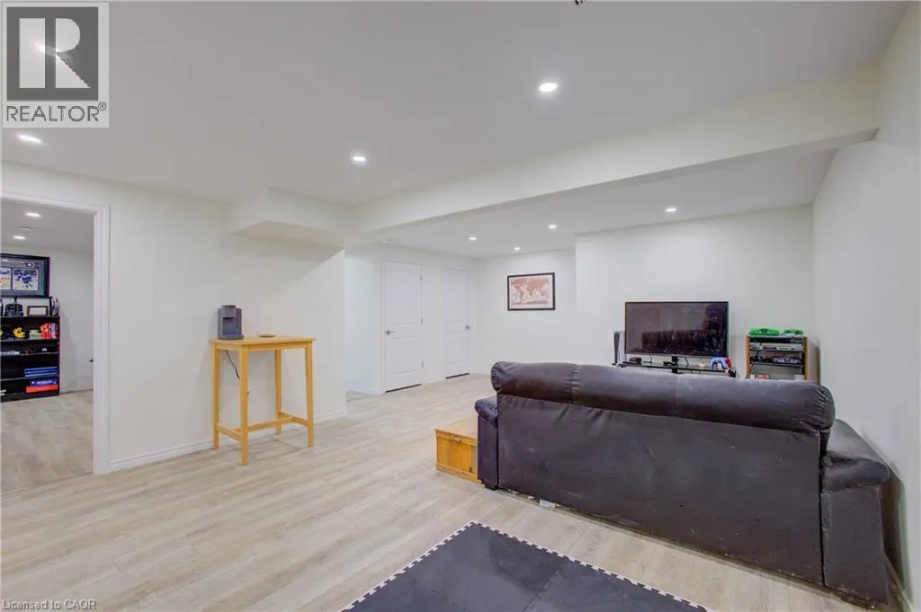 11 MALCOLM Crescent