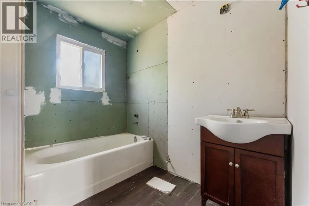 2700 BARTON Street E Unit# 7, #7