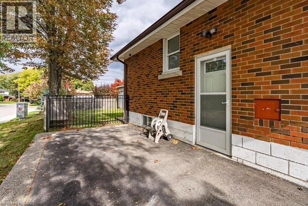 105 MCELROY Road E