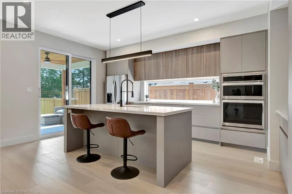 128 LISGAR Avenue