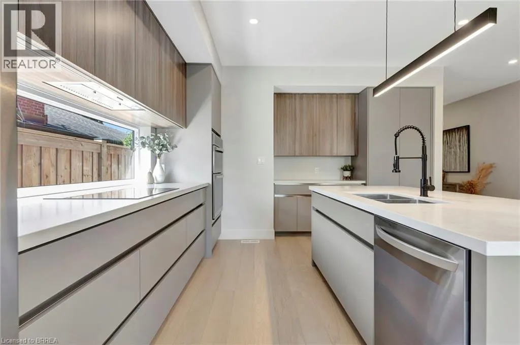 128 LISGAR Avenue