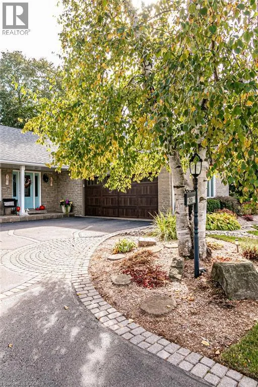 20 MEANDER Close