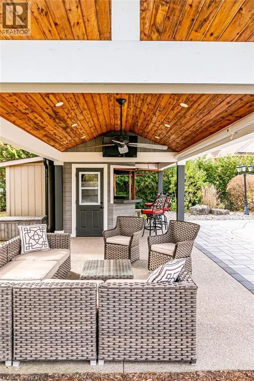 20 MEANDER Close