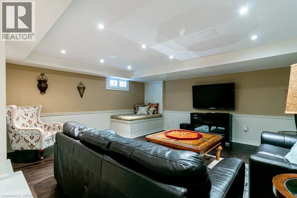 20 MEANDER Close