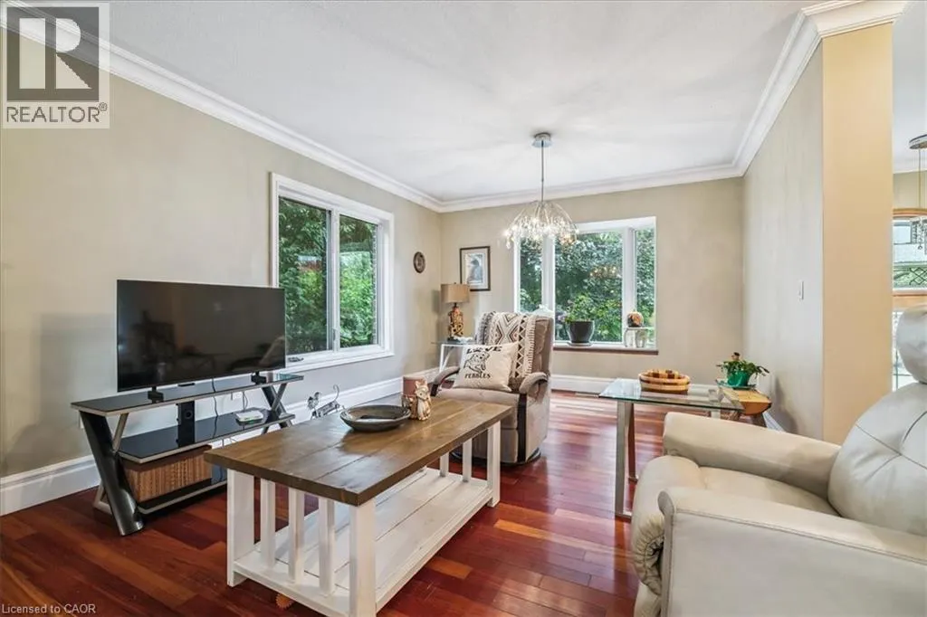 976 GARDEN Lane