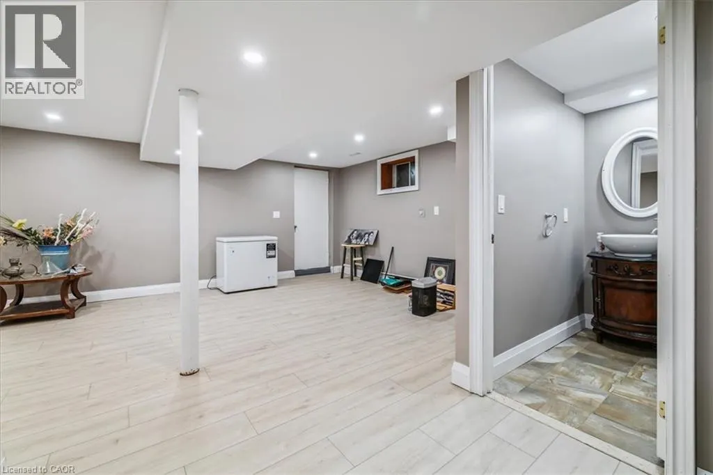 976 GARDEN Lane